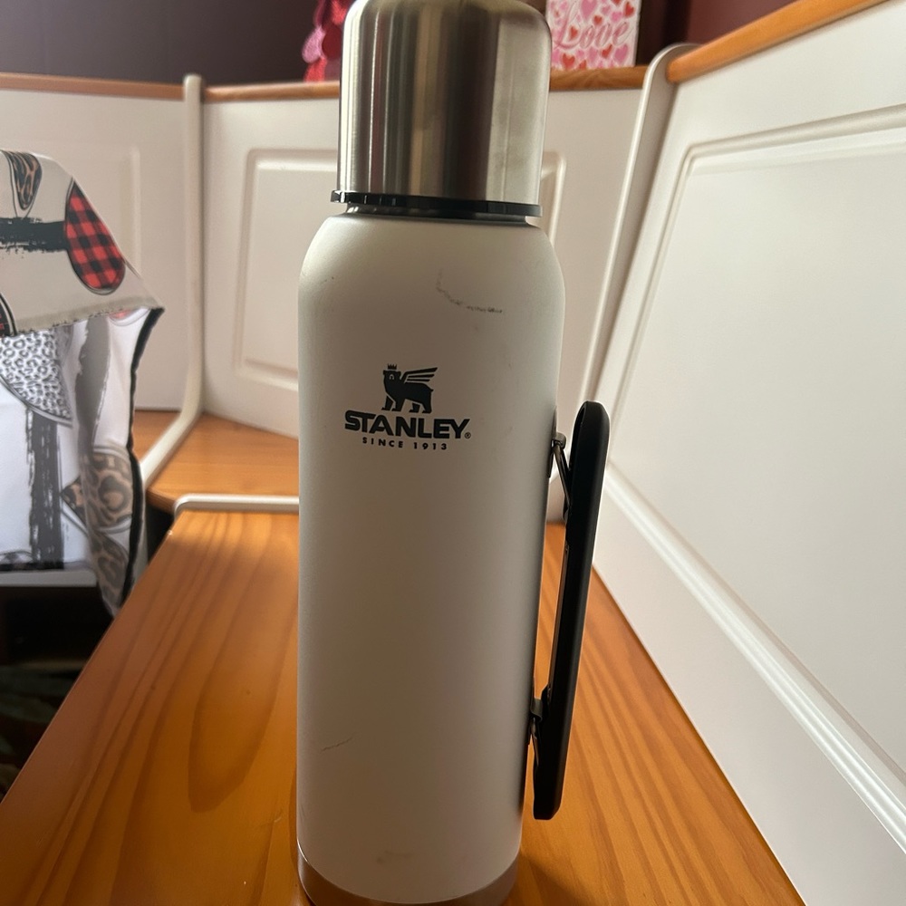 Brand new never used Stanley Classic Vacuum Bottle 1.4QT 1.3 L